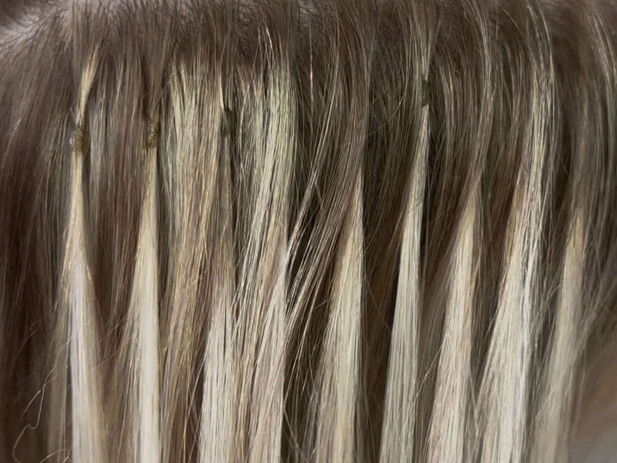 Kapsułki keratynowe z bliska — wiązania przy nasadzie w Hair Majesty, Bathgate