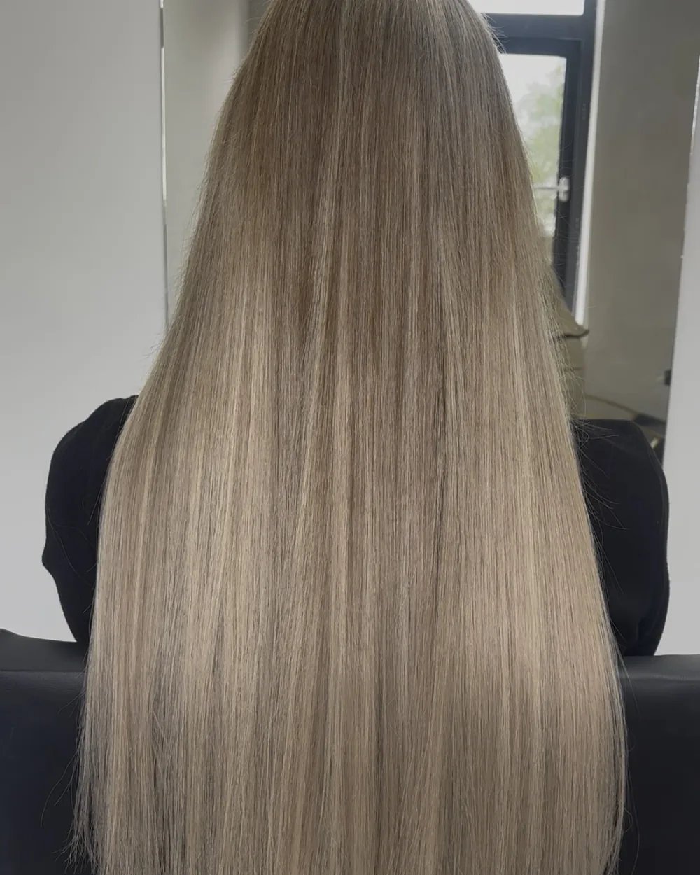 Gładkie, lśniące włosy po zabiegu wygładzającym — Hair Majesty, Bathgate