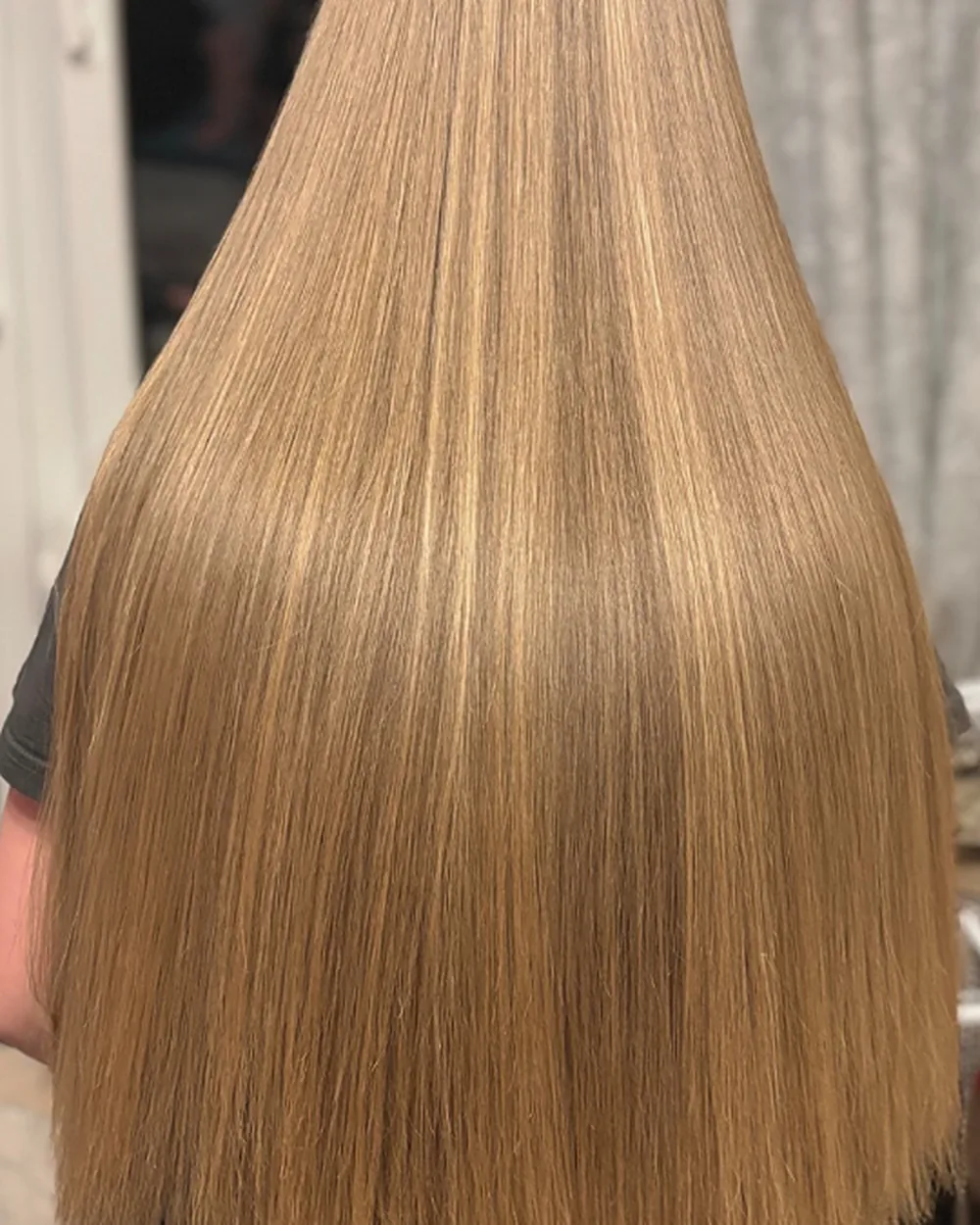 Koloryzacja w Hair Majesty, Bathgate — złoty blond z połyskiem, ujęcie od tyłu