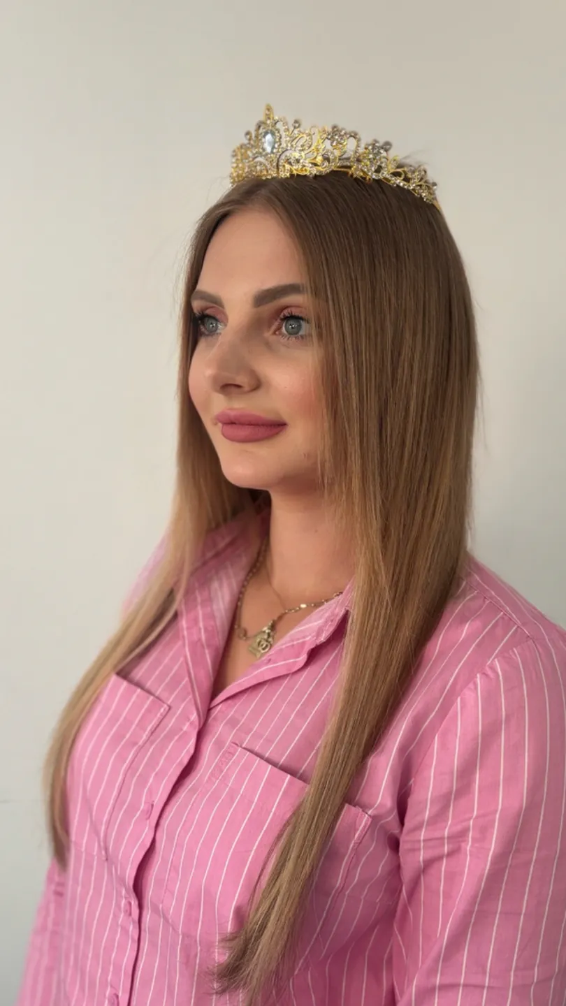 Hair extensions: dark blonde, shoulder blades to waist — after